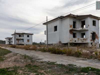 Su un terreno si stagliano infatti delle palazzine lasciate incomplete da decenni e, fino a poco tempo fa, occupate da famiglie rom